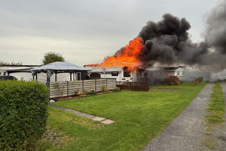 Am Samstagmorgen ist ein Wohnwagen samt Vorzelt auf einem Campingplatz in Hamburg in Brand geraten.