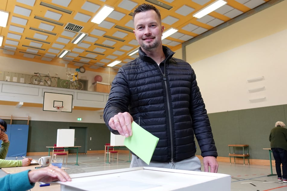 Bei der Stimmabgabe wusste er noch nicht, dass er gewinnen würde. Inzwischen ist klar, dass Alexander Sachse (37, Freie Wähler Neustadt) neuer Bürgermeister in Neustadt/Sachsen wird.
