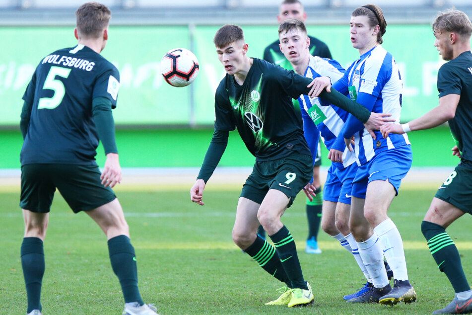 Lenn Jastremski (Zweiter von links), hier für den VfL Wolfsburg gegen Hertha BSC im Einsatz, schirmt den Ball vor dem Berliner Sonny Ziemer ab.