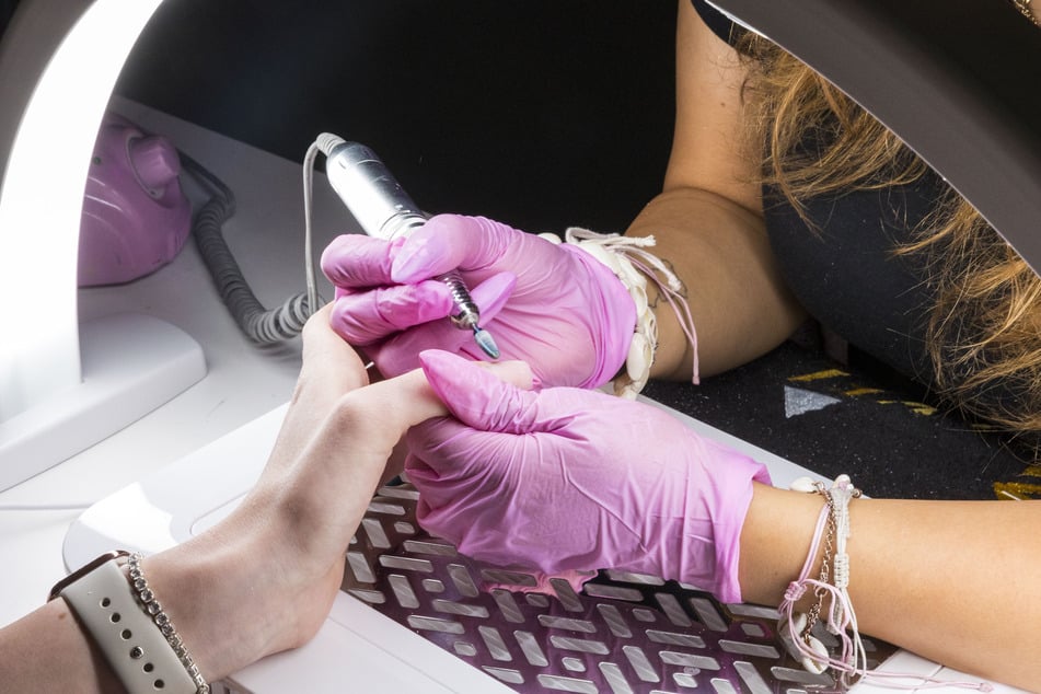 Maniküre und Nagelverschönerung gehören zu den Beautyangeboten des Barbershops.