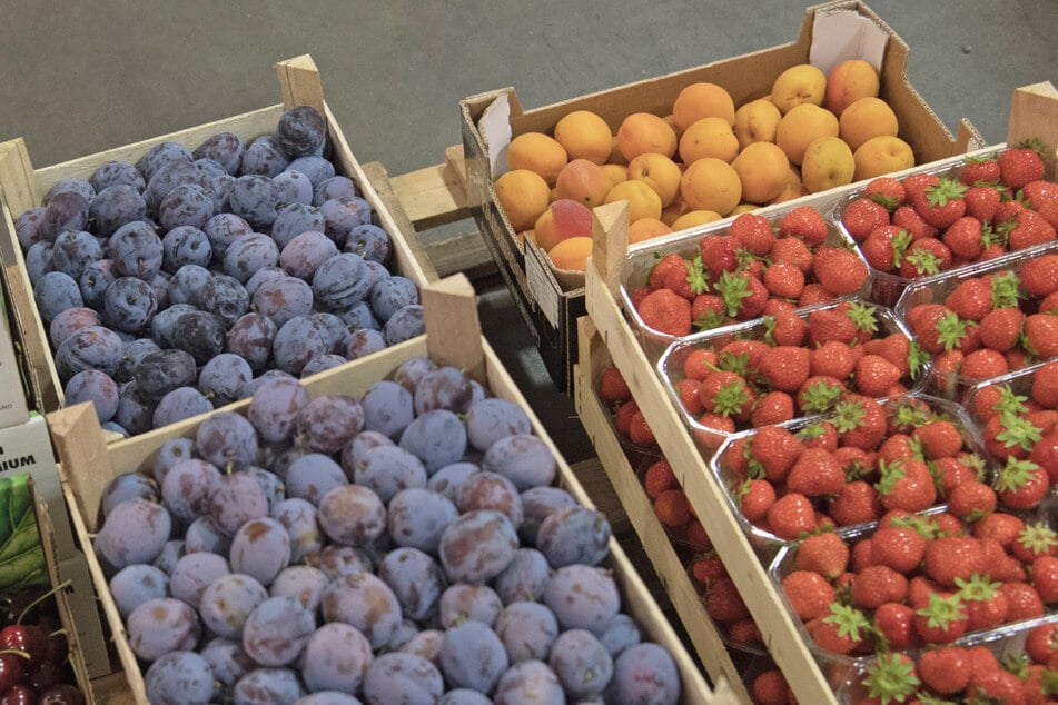 Obst steht am Großmarkt vor einem Lastwagen. Der Umsatz mit Obst und Gemüse ist wegen der Kochfreude in der Corona-Pandemie gestiegen.