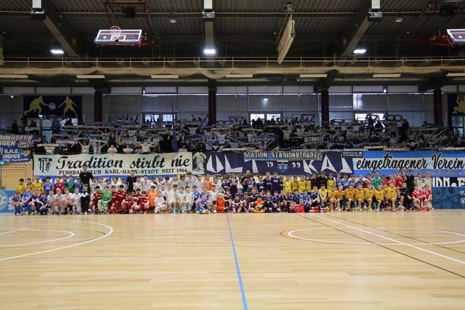 Das XXL-Erinnerungsfoto aller teilnehmenden Teams entstand vor den CFC-Fans auf der Gegengerade.