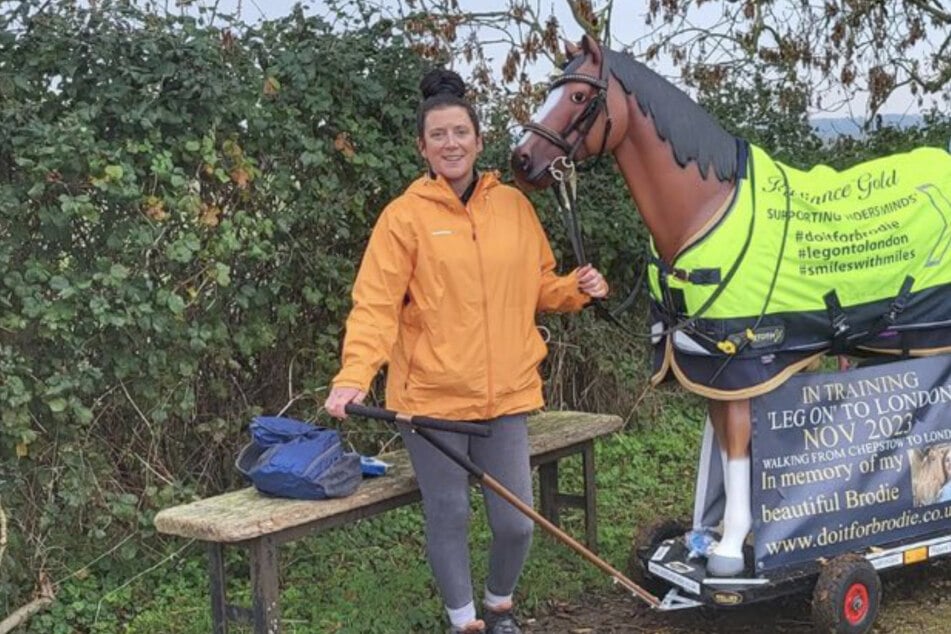Frau läuft Hunderte Kilometer mit Pferde-Figur: Der Grund ist herzzerreißend