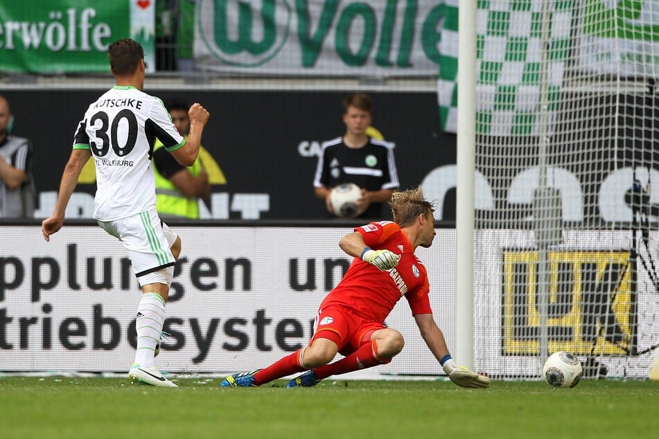 Im August 2013 schoss Kutschke (l.) sein erstes Bundesliga-Tor im Trikot des VfL Wolfsburg gegen den FC Schalke 04.