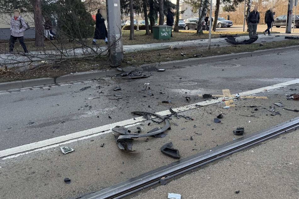 Durch den Unfall lagen mehrere Autoteile auf der Straße verstreut.