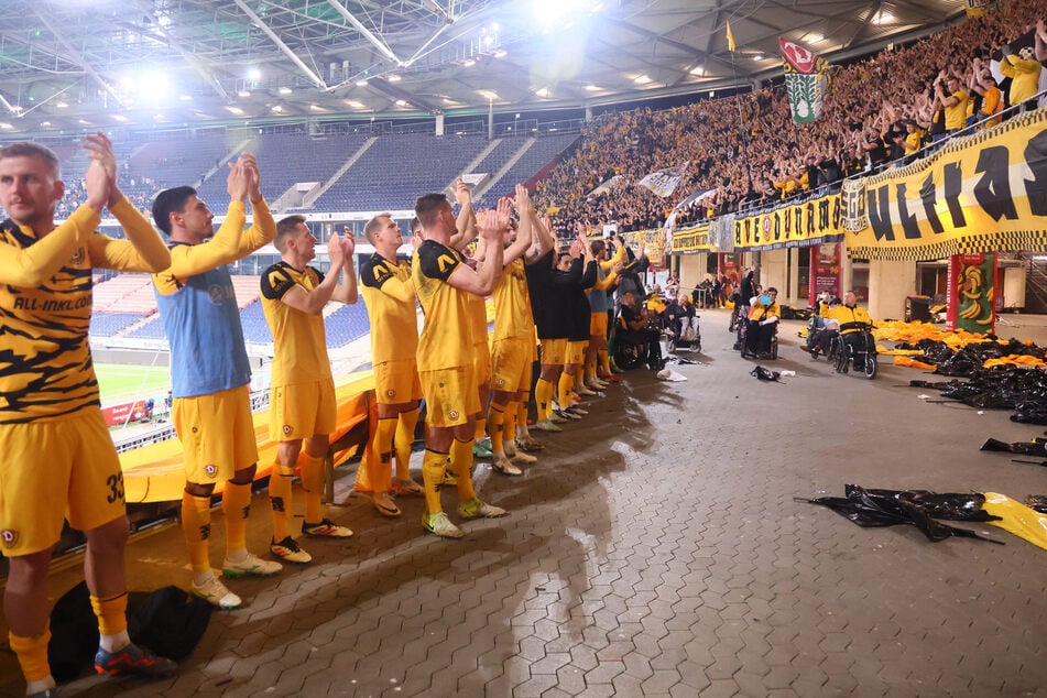 Nach der Partie in Niedersachsen feierten die Spieler den 3:2-Sieg mit den Fans.