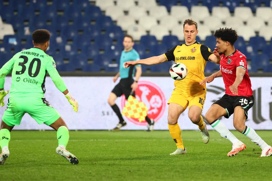 Kenneth Schmidt (24, r.) - hier noch im Trikot der "U23" von Hannover 96 - im Duell mit Jakob Lemmer (26, M.). (Archivfoto)