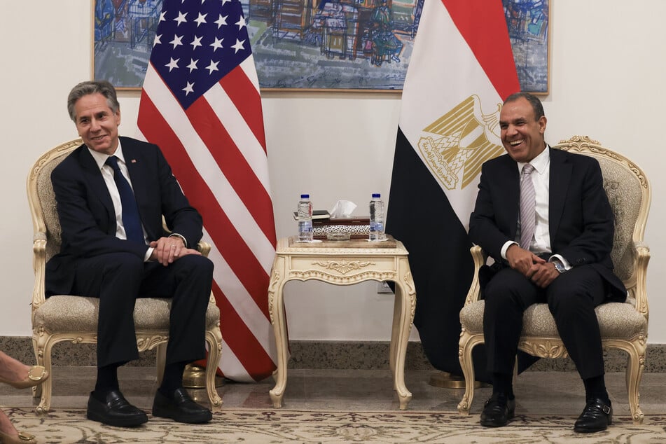 US-Außenminister Antony Blinken (62, l.) trifft sich mit dem ägyptischen Außenminister Badr Abdelatty (58, r.) zu Gesprächen zum Nahostkonflikt.