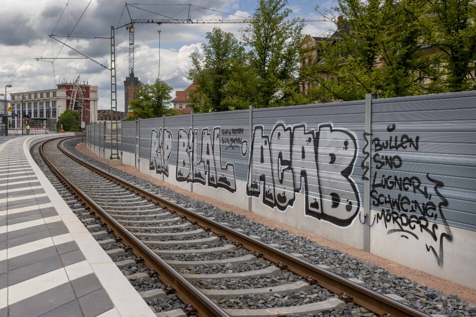 Wie hier am Südbahnhof entstanden über Nacht Graffiti für den gestorbenen Geflüchteten Bilal J. (†31). Dieses problematische Exemplar enthält eine deutlich polizeifeindliche Botschaft.