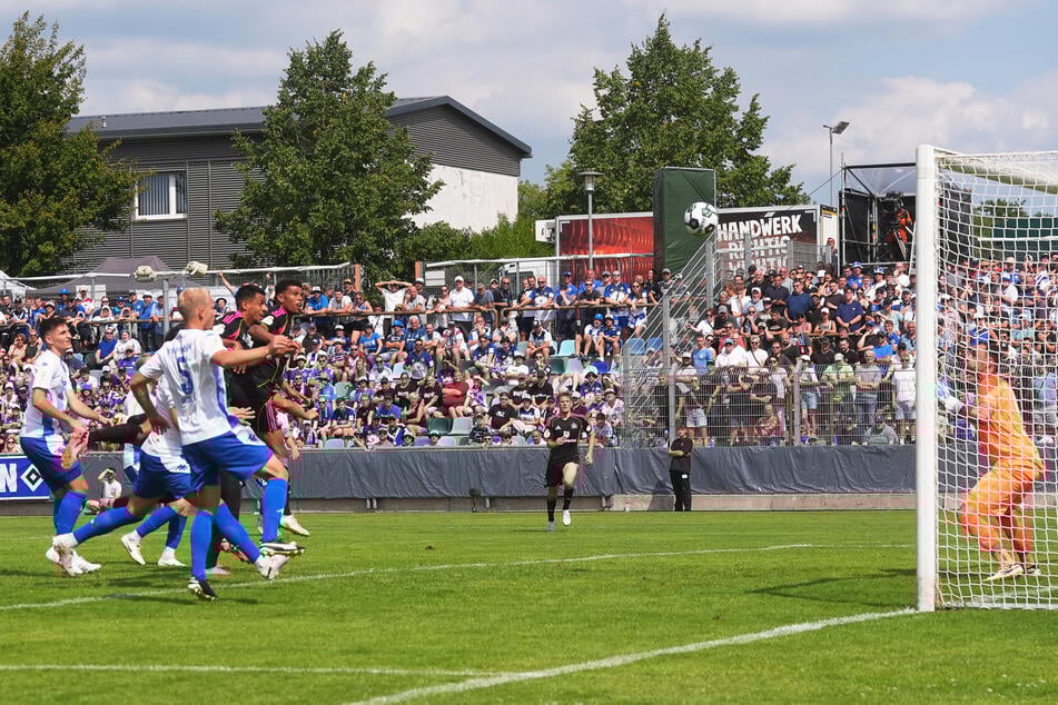 Per Kopf bringt Ransford Königsdörffer den HSV in Führung.