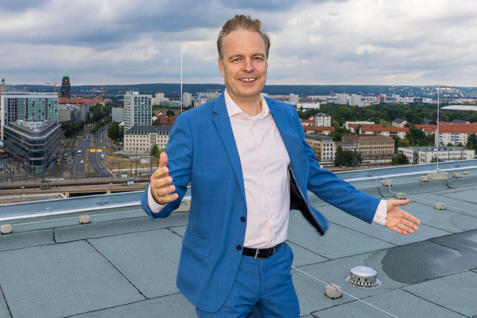 Vorstands-Chef Dr. Frank Brinkmann (55) auf dem Dach der neuen Zentrale.