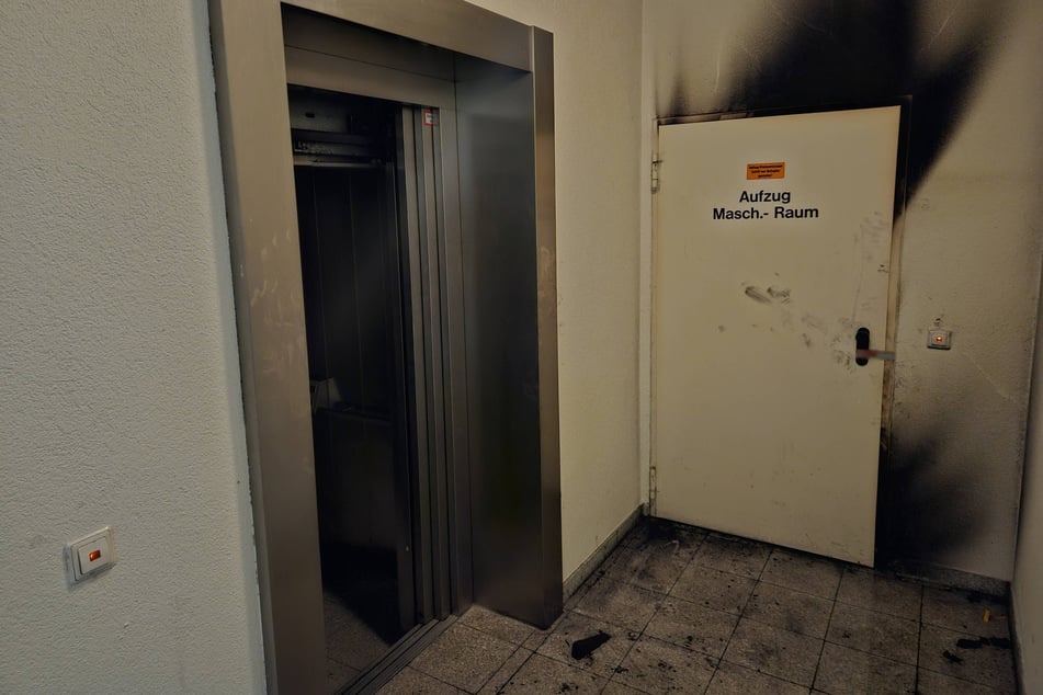 Im Maschinenraum eines Mehrfamilienhauses an der Saalfelder Straße brach in der Nacht zu Montag ein Brand aus.