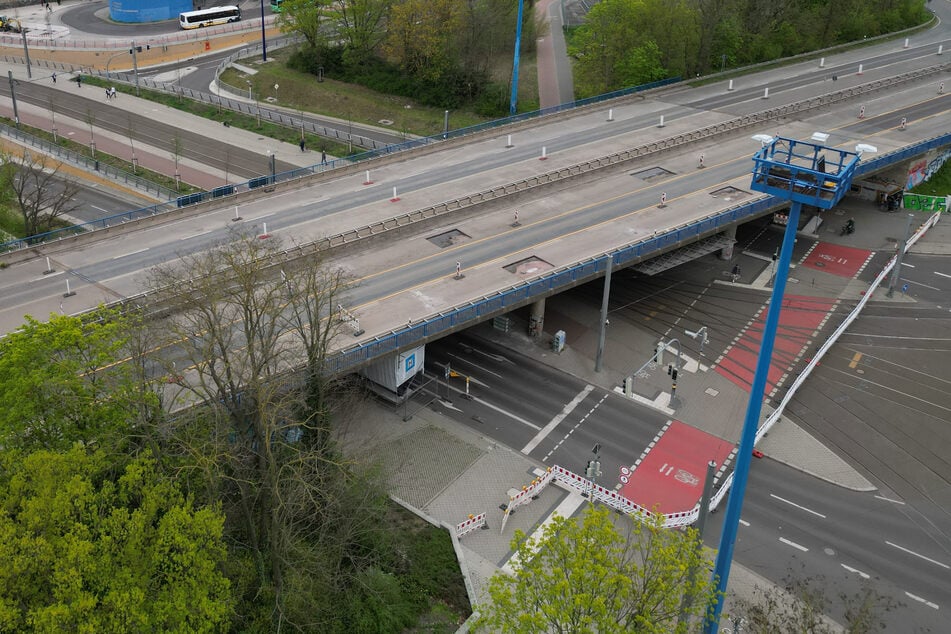 Gesperrte Brücke über Damaschkeplatz wird endlich abgerissen