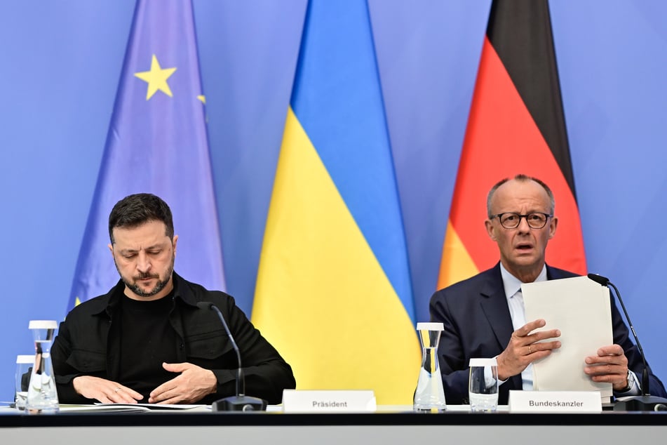 Bundeskanzler Friedrich Merz (69, r.) und der ukrainische Präsident Selenskyj (47) treten nach den Beratungen vor die Presse.