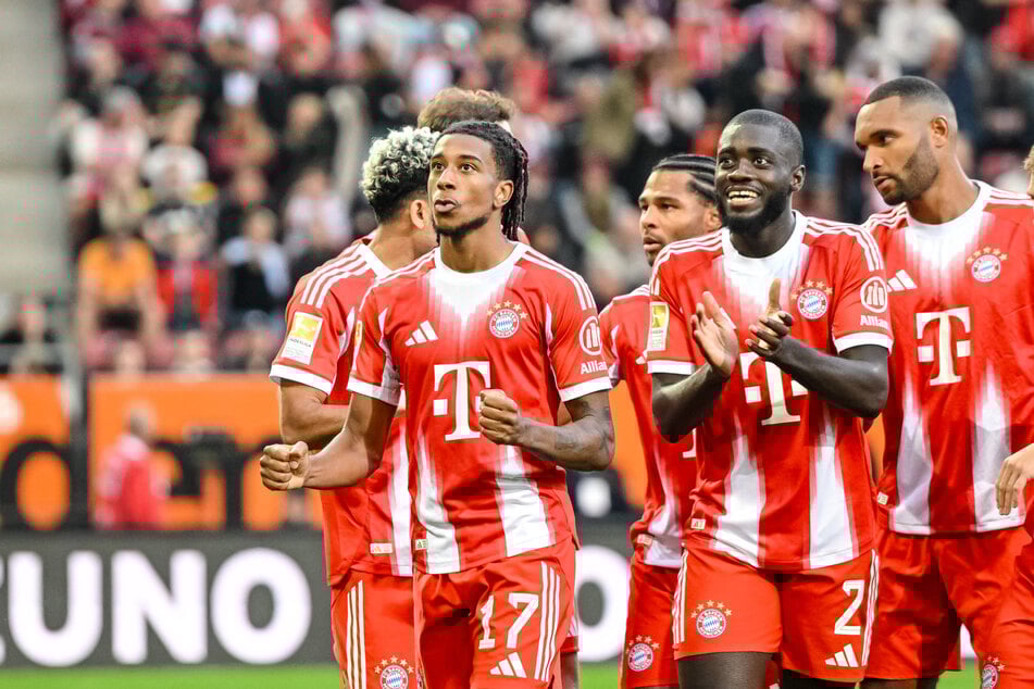 Bayern-Star Michael Olise (23, l.) hatte Grund zur Freude: Seine Bayern siegten, ihm selbst gelang wieder ein Treffer.