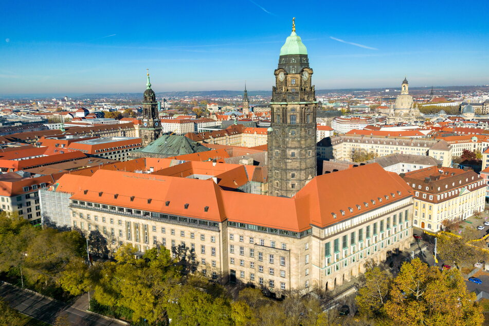 Im Neuen Rathaus gibt es Ärger mit den Büros: Schon am 22. August tagt hier der neu gewählte Stadtrat.