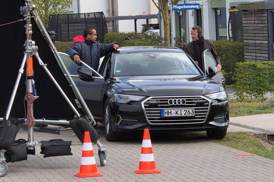 In einer anderen Szene des "Tatort" ermitteln Thorsten Falke (Wotan Wilke Möhring, 53 rechts) und der Hamburger LKA-Mitarbeiter Thomas Okonjo (Jonathan Kwesi Aikins, 32) in Langenhorn.
