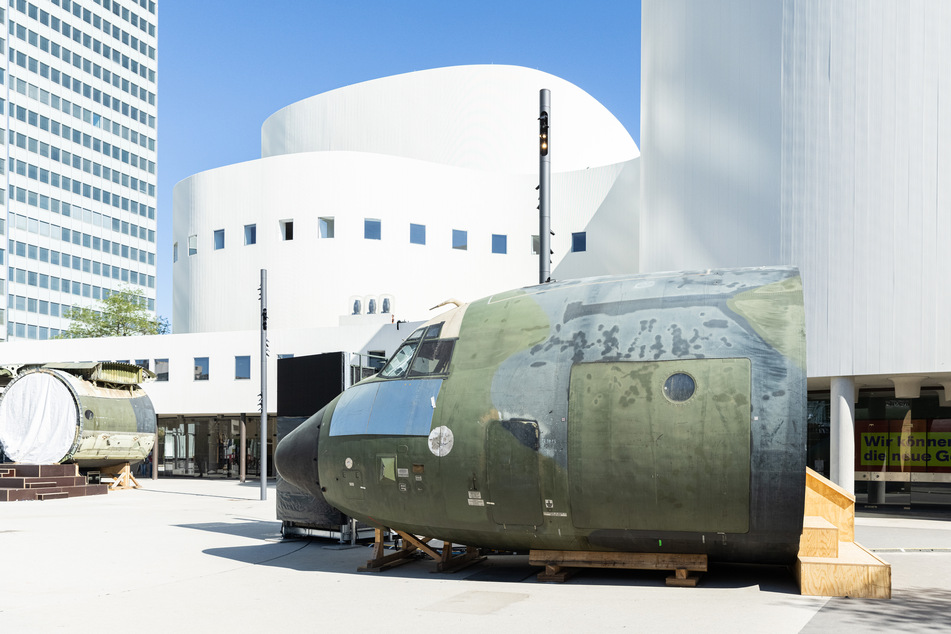 Teile eines ausrangierten und zerlegten Transportflugzeugs der Bundeswehr dienen vor dem Düsseldorfer Schauspielhaus als spektakuläre Kulisse.