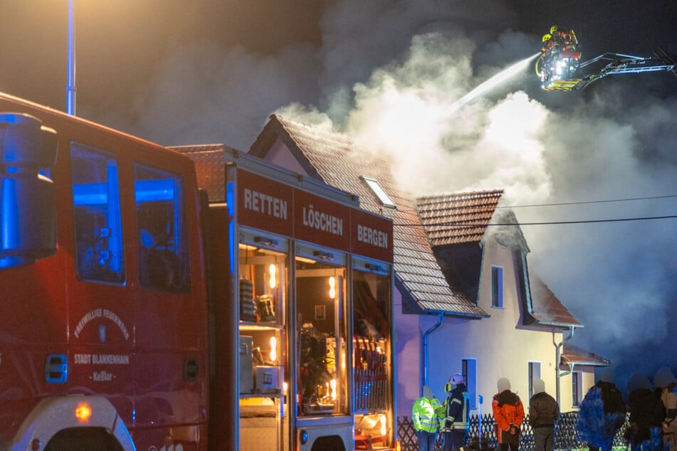 Brand in Einfamilienhaus: Feuerwehr stundenlang im Einsatz!