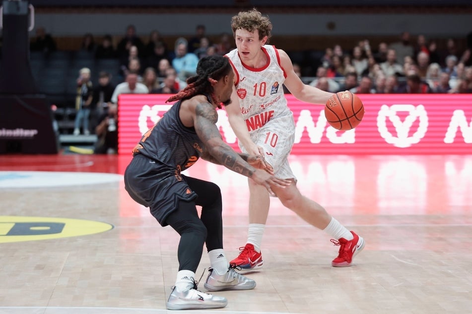 Niners-Spieler Cobe Williams (r., hier im Duell mit Calvin Wishart) musste am Montagabend mit seiner Mannschaft eine Niederlage gegen die Würzburg Baskets einstecken.