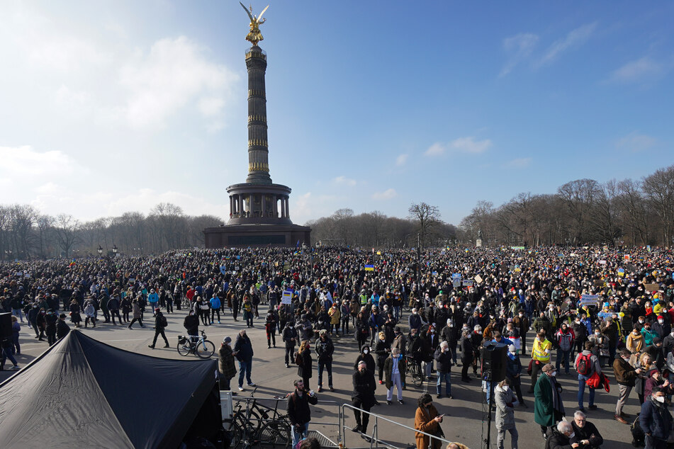 Unter dem Motto "Stoppt den Krieg! Frieden für die Ukraine und ganz Europa" gingen zahlreiche Berliner auf die Straße.