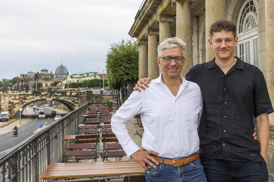 Vater und Sohn: Jörg (62) und Gustav (23) Polenz im Biergarten "ElbaVista" am Italienischen Dörfchen.