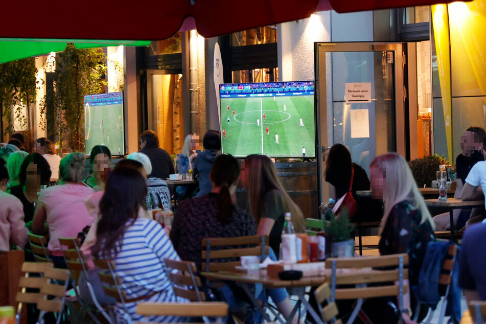 Chemnitz im EM-Fieber: Mini-Public Viewing in den Gastro-Betrieben in der Inneren Klosterstraße.
