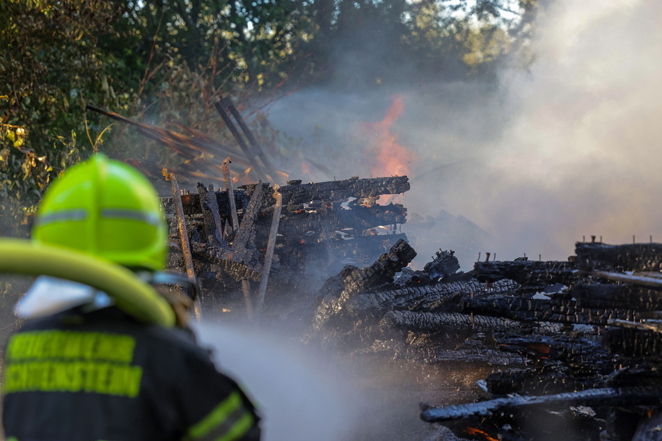 In St. Egidien (Landkreis Zwickau) ging am Samstagabend ein Palettenstapel in Flammen auf.