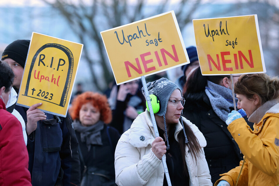 "Upahl sagt Nein" zu mehr Zustrom: Nach der geplanten Errichtung einer Flüchtlingsunterkunft im mecklenburgischen 500-Seelen-Ort Upahl ist es zu Demonstrationen gekommen.