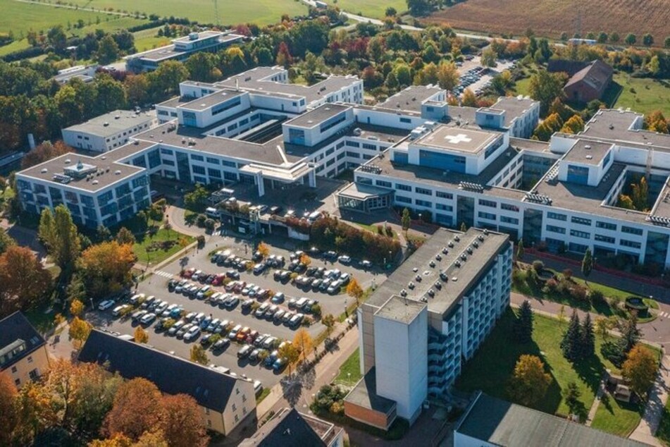 Auf dem inneren Parkplatz des Städtischen Klinikums Dessau ereignete sich ein Unfall mit Domino-Effekt. (Archivbild)