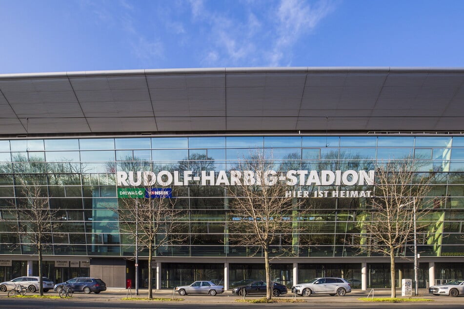 Im Rudolf-Harbig-Stadion läuft die Rasenheizung auf Hochbetrieb. (Archivbild)