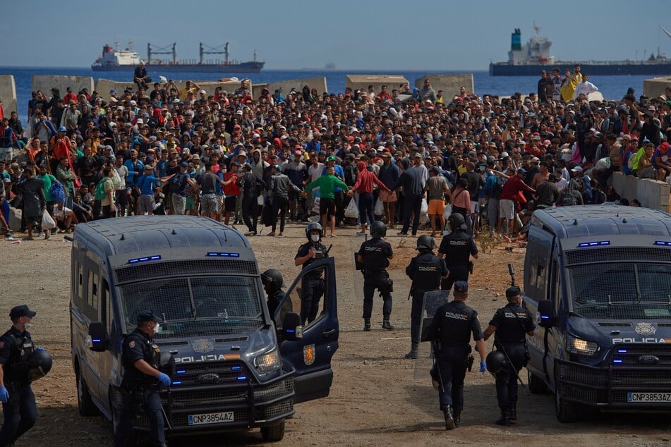 Aufgrund des großen Migrantenansturms ist die Lage in Ceuta auch Wochen später noch immer angespannt.