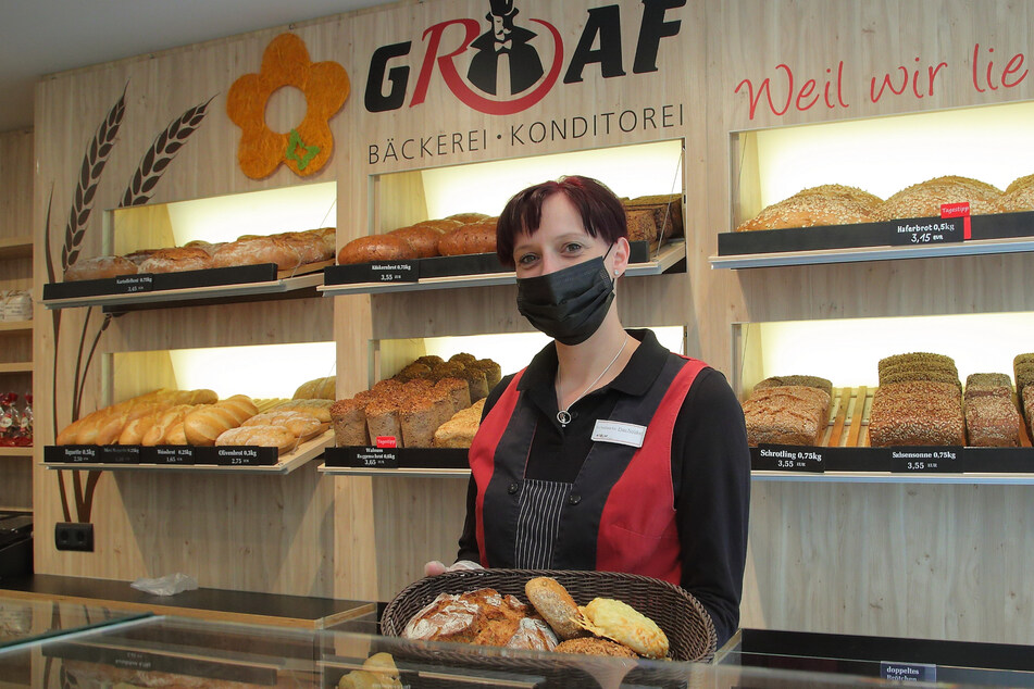 Auch Bäckerei-Mitarbeiterin Mandy Netzker (38) trägt freiwillig weiter Maske.