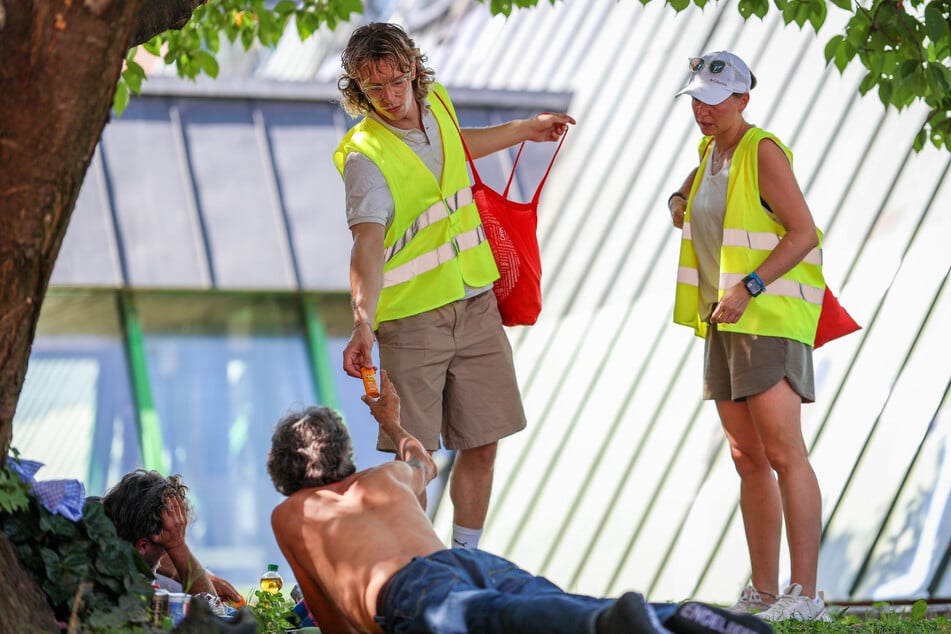 Neben Wasser wird auch Sonnencreme und weitere Hilfsgüter verteilt.