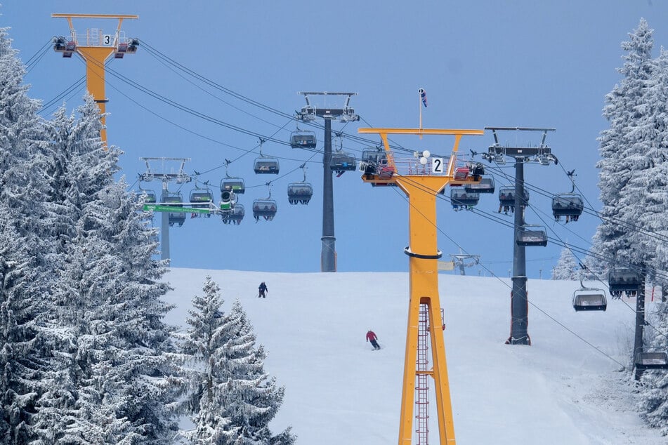Schnee fällt, Lift läuft: Wintersportler können in Oberwiesenthal ausgiebig die Winterfreuden genießen.