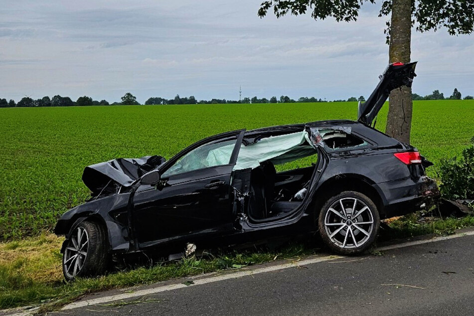 Ein 20 Jahre alter Mann musste aus seinem Wrack befreit werden.