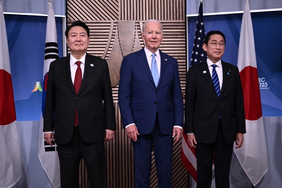 US President Joe Biden (c.), South Korean President Yoon Suk Yeol (l), and Japanese Prime Minister Fumio Kishida are seeking to boost their military cooperation.