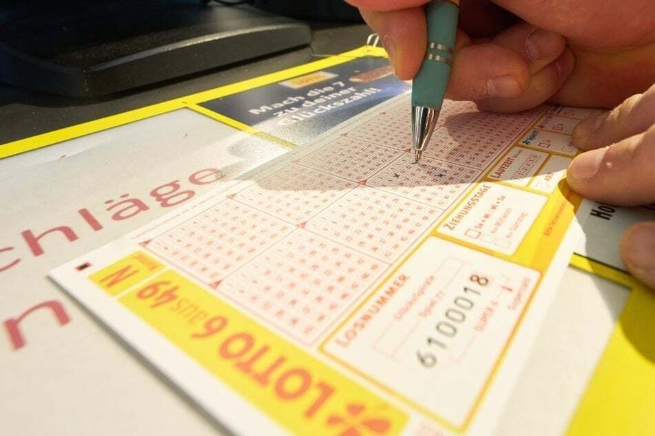 Ein noch unbekannter Glückspilz hat in Oberbayern einen Lottoschein für 6,25 Euro aufgegeben – und über 5,27 Millionen Euro gewonnen. (Symbolbild)
