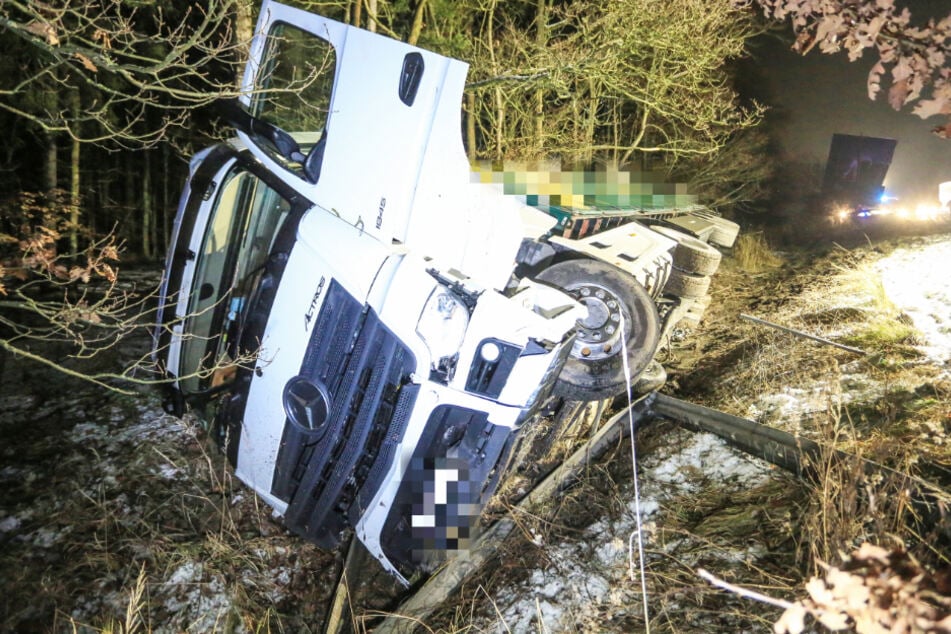 Der Lkw kam infolge des Unfalls von der Fahrbahn ab und kippte zur Seite um.