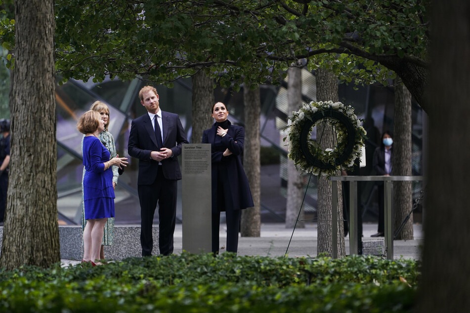 Prinz Harry (2.v.r) und Herzogin Meghan besuchen das National September 11 Memorial & Museum in New York.