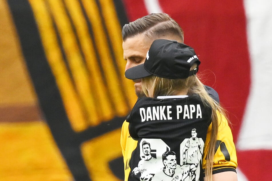 Mit seiner Tochter auf dem Arm und begleitet von seiner Frau Marie kam Stefan Kutschke vor dem Spiel auf den Rasen.