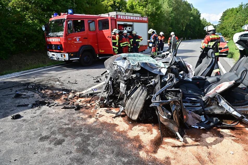 Von dem Audi des 41 Jahre altes Fahrers blieb nach dem folgenschweren Unfall auf der B12 in Bayern nur noch ein Wrack übrig.