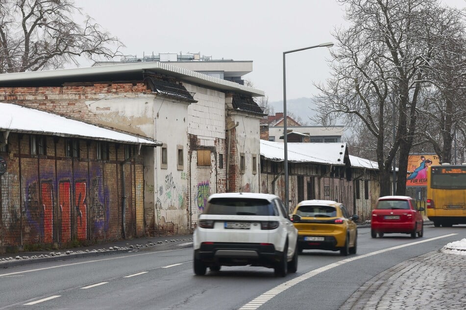Diese alten Stallgebäude an der Oskar-Röder-Straße neben der Rennbahn sollen im Zuge der Buga weichen.