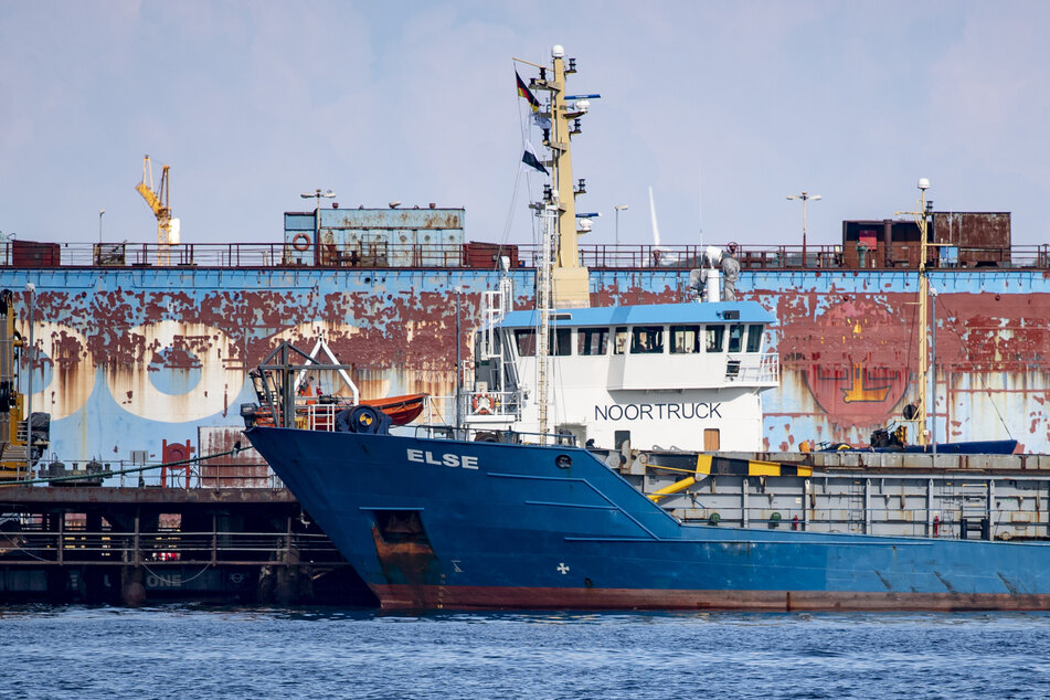 Der Frachter "Else" welcher mit dem Nordtor der Schleuse in Holtenau kollidiert ist, liegt in der Schiffsswerft Lindenau im Stadtteil Friedrichsort.