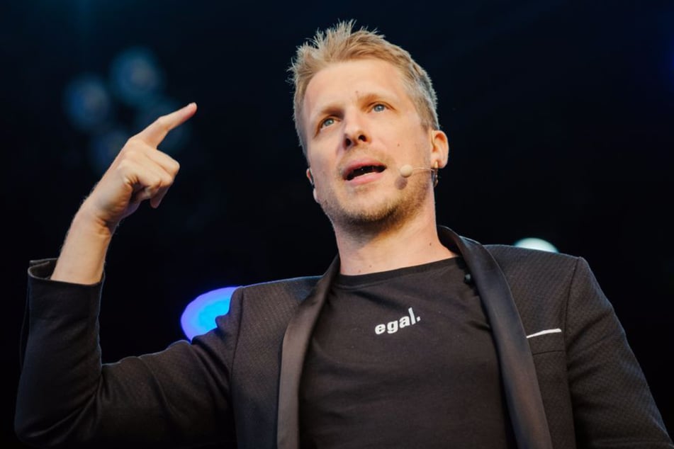 Oliver Pocher (47, Foto) hat eine klare Meinung zum umstrittenen Comeback von Sänger Xavier Naidoo (53).