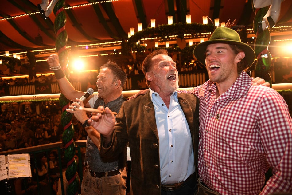 Arnold Schwarzenegger (78, M) und sein Sohn Christopher Schwarzenegger (28) hatten sichtlich Spaß beim Singen.