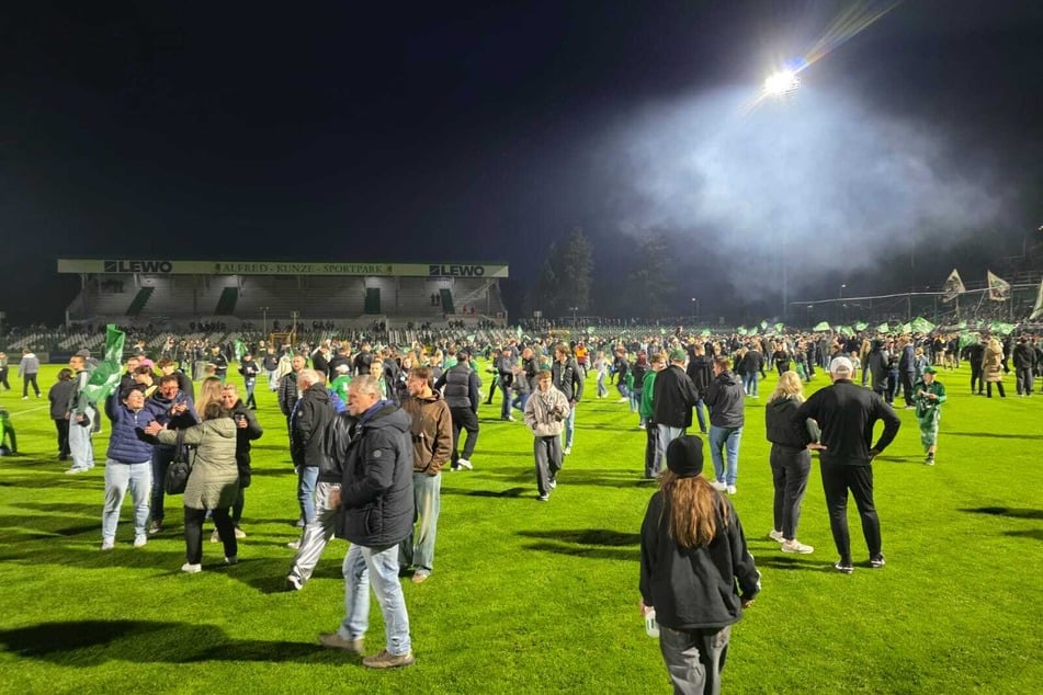 Nach dem Abpfiff durften die Fans der BSG Chemie Leipzig den Platz im AKS füllen. Dort wurde dann zusammen mit Teilen der Mannschaft gefeiert.