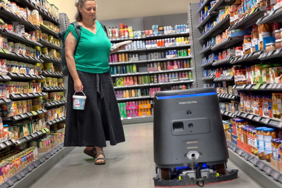 Kundin Tina Goldammer (50) begegnete dem Putz-Roboter im Edeka-Markt in der Bernsdorfer Straße.