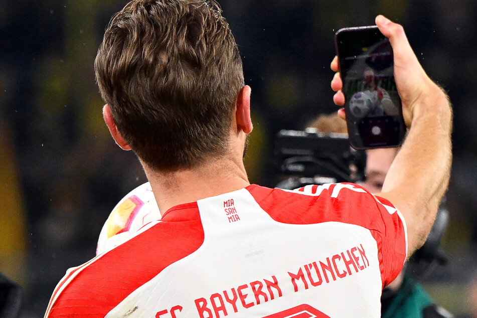 Diesen Moment wollte er festhalten: Harry Kane (30) macht ein Selfie mit dem Ball der Partie.