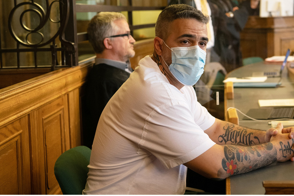 Anis Mohamed Youssef Ferchichi (42), bekannt als Rapper Bushido, sitzt zu Beginn eines Prozesses gegen Clanchef Arafat Abou-Chaker (45) in einem Gerichtssaal des Landgerichts.